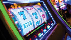 lchancy Myanmar ကစားသူ mobile phone ဖြင့် Wave Money ငွေသွင်းကာ online casino ကစားနေသောပုံ